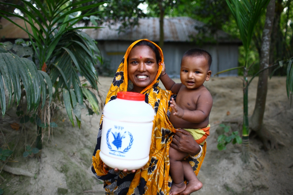 Cuadro de texto:  Illustration 11 : « Nourriture pour les groupes vulnérables) Source : (United Nations and Bangladesh UN-Bd.org) http://www.un-bd.org/Timeline/Timeline.html 
